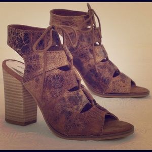 Diva True “Tren Dee” size 8 Lace Up Sandals